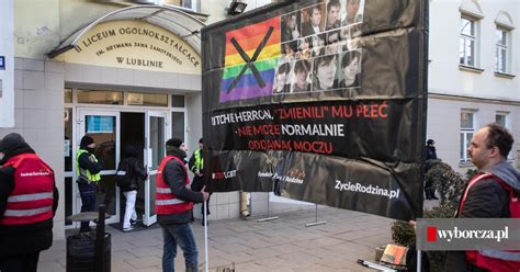 Fundacja Kai Godek Przed Lubelskim Liceum Z Przekazem Anty LGBT