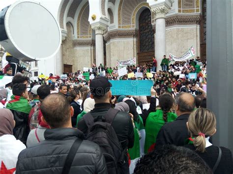 Gli Algerini Manifestano Contro Il Regime Fotografia Editoriale