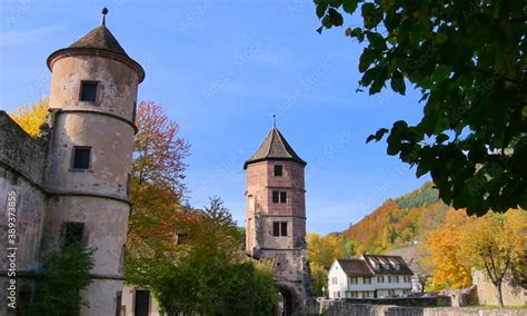 Blick auf den Torturm und den Südflügel mit Treppenturm des ehemaligen