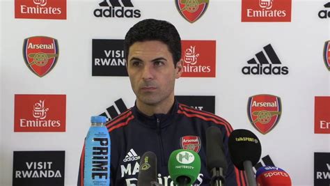 Gary Neville Explains Why Desperate Arsenal Still Won T Win Premier