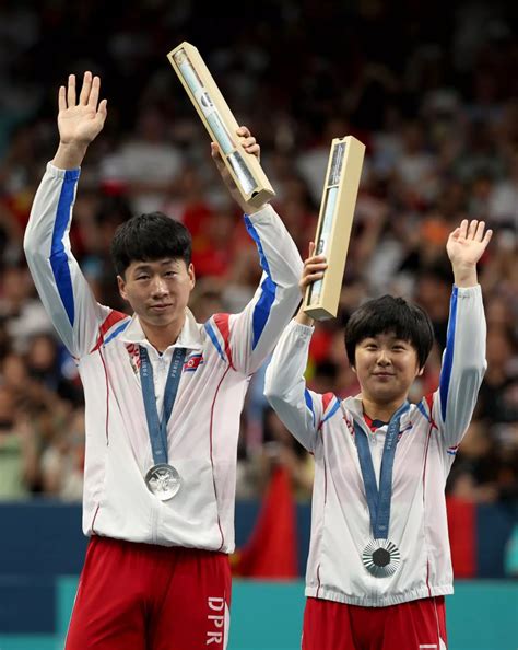 North And South Korean Athletes Take History Making Selfie Together At The Olympics Sport Unilad