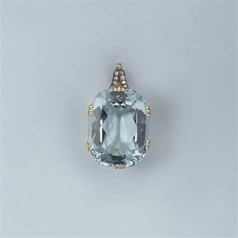 AN AQUAMARINE PENDANT | Christie's