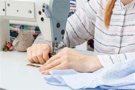 Manos Femeninas De Un Maestro Sastre En El Trabajo Una Aguja De M Quina