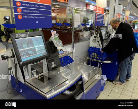 Tesco Self Checkout Stockfotos Und Bilder Kaufen Alamy