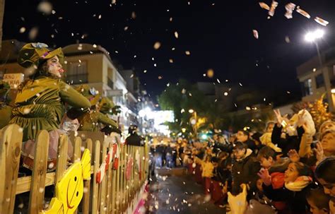 Los Reyes Magos reparten magia e ilusión en Paterna con una cabalgata