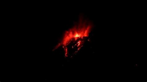 Gunung Semeru Kembali Muntahkan Lava Pijar Sejauh Meter Ke Arah