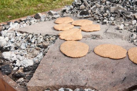 Pane Preistorico Bollente Sulle Pietre Fotografia Stock Immagine Di