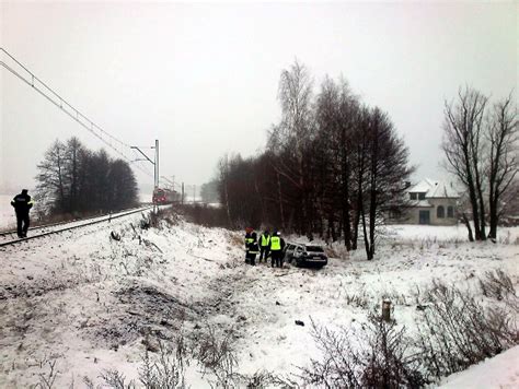 Tragiczny Wypadek Pod Zgierzem Samoch D Wjecha Pod Poci G Zdj Cia