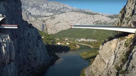 Maeg Il Ponte Sospeso A 70 Metri Tra Le Pance Delle Montagne Nord