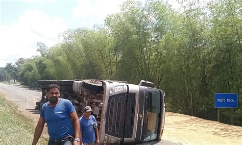 Trecho da BR 324 é interditado após carreta tombar em Candeias