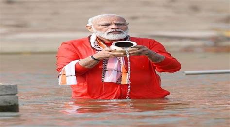 पीएम मोदी Pm Modi ने गंगा Ganga में लगाई डुबकी Dip फिर किया काशी