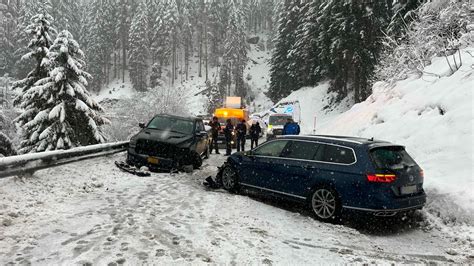 Wegen Schneefahrbahn Kontrolle Verloren Verletzte Bei Frontal