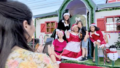 Tradicional caravana navideña acercó al Viejito Pascuero a los niños de