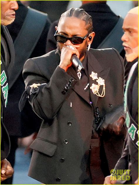 Kendrick Lamar Performs His Hit Song 'Alright' During Super Bowl ...