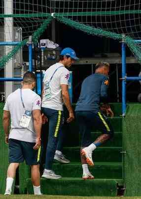 Neymar Deixa Treino Mancando Dores Mas CBF Garante Atacante Em