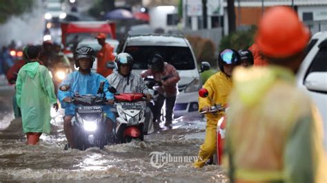 Banjir Di Jakarta Ada 17 Ruas Jalan Terendam Banjir