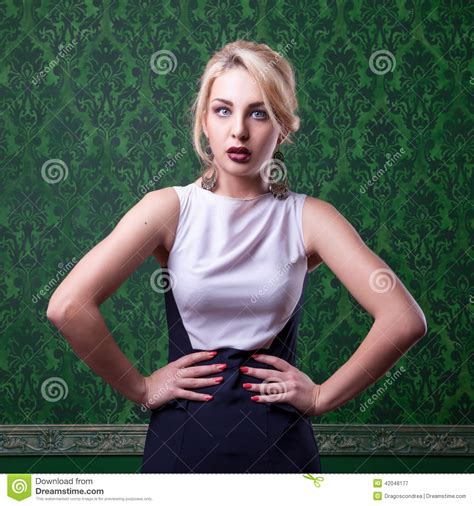 Mujer En Actitud De La Moda En Fondo Verde Del Vintage Imagen De