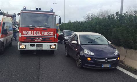 Roma Incidente Sul Raccordo Automobilista Elitrasportato In Ospedale