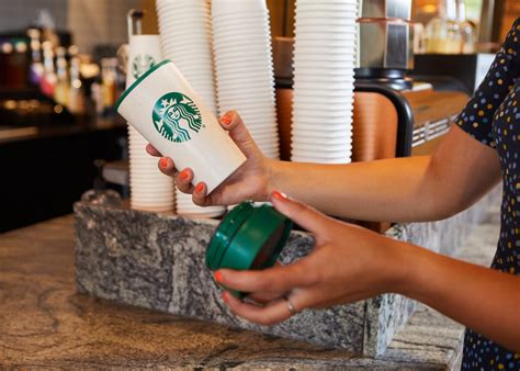 Starbucks élimine les pailles de plastique et accepte de nouveau les