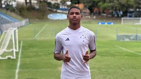 Cruzeiro contrata zagueiro de 14 anos 1 86 metro de altura conheça