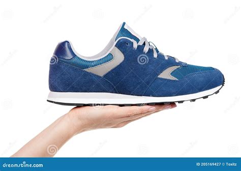 Mano Con Zapatos Deportivos Azules Aislados En Fondo Blanco Imagen De