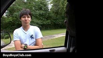 Des gays noirs musclés humilient des minets blancs 17 XVIDEOS