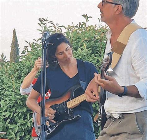 Schlein Suona La Chitarra A Castiglione Del Lago Dago Fotogallery