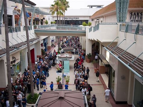 Which drew the bigger crowd in San Diego? Microsoft Store opening or ...