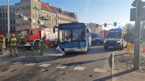 Wypadek Z Udzia Em Autobusu Miejskiego W Legnicy Osoby S Ranne