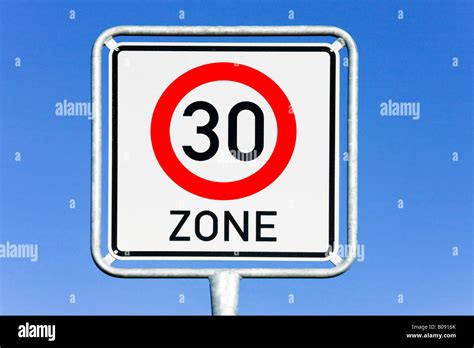 Verkehrszeichen, 30 km/h Höchstgeschwindigkeit Stockfotografie - Alamy