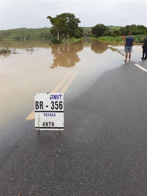 BR 356 tem trecho interditado após rompimento de dique no Norte do RJ