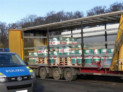 Litern Motor L Schlecht Gesichert Polizei Stoppt Sattelzug