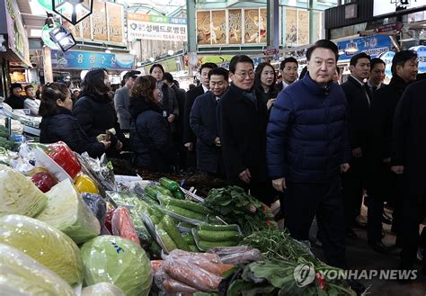 의정부제일시장 찾은 윤석열 대통령 연합뉴스