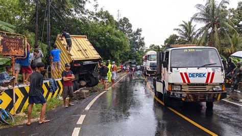 MOBIL BOX TERJUN KE SUNGAI DI JEMBATAN KAWASEN BANJARSARI 09 03 2024