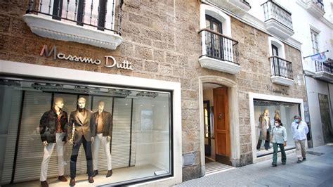 Massimo Dutti Convierte Un Vestido Negro Totalmente Calado En El