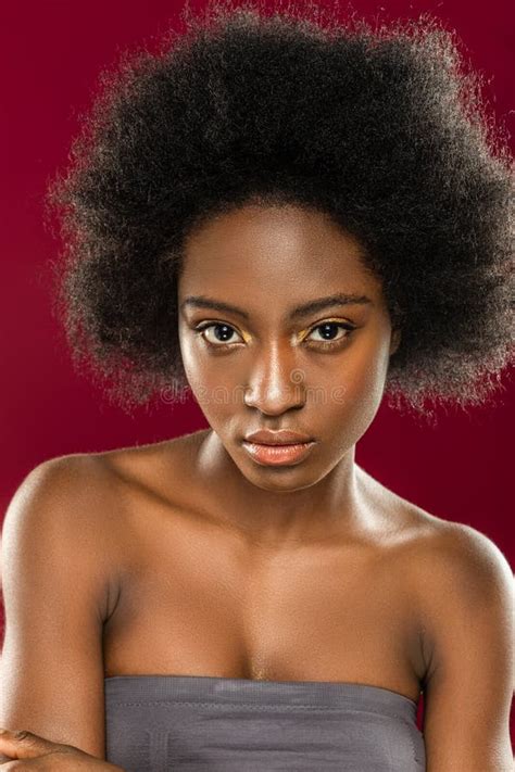 Retrato De Una Mujer Afroamericana Seria Hermosa Foto De Archivo