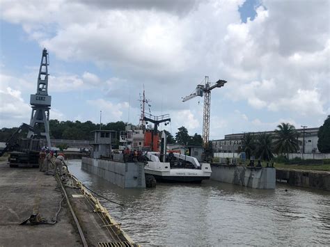 Base Naval de Val de Cães realiza desdocagem do Navio Balizador