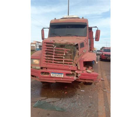 Vídeos Colisão frontal entre carreta e caminhonete deixa motorista