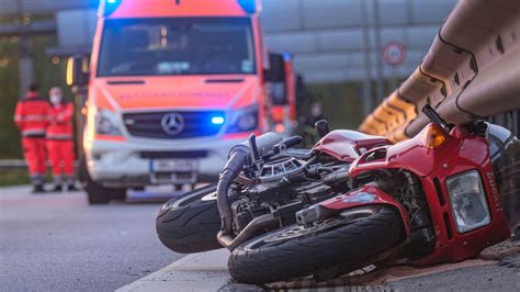 Am Flughafen Hamburg Motorradfahrer Kracht In Leitplanke Und Stirbt