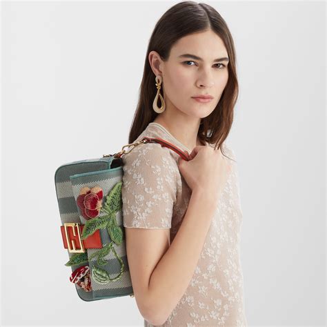 【FENDI公式】ウィメンズ 人気 ピアス・イヤリング・ブローチ・イヤーカフ |フェンディ公式オンラインストア