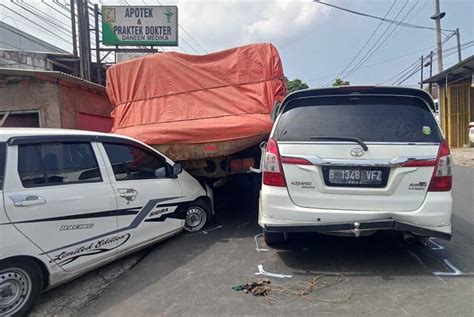 2 Minibus Ringsek Terseret Truk Tronton Yang Gagal Nanjak Di Cikukulu