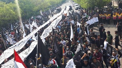 Merinding Begini Penampakan Bendera Tauhid Dalam Aksi Ummat Islam Solo