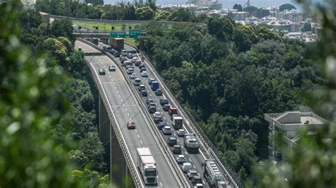 Auto In Fiamme In Galleria SullA10 Riaperto Il Tratto Tra Il Bivio