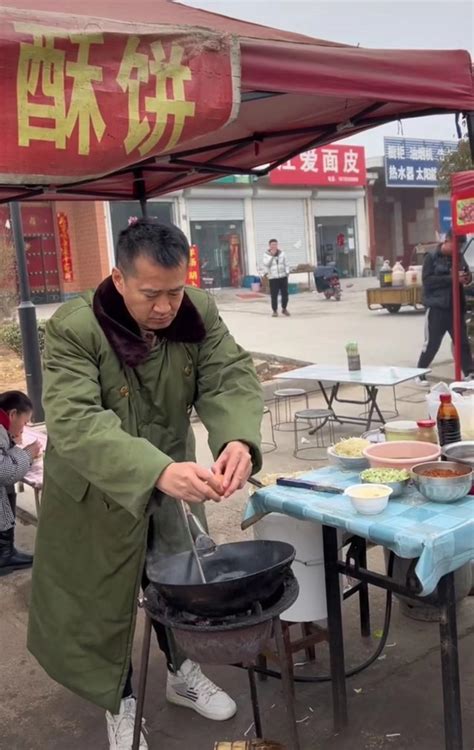 演员李嘉明路边摆摊卖炒面，穿百元军大衣接地气，无戏可拍回农村