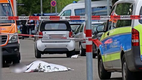 Mann Auf Offener Stra E Mit Schwert Get Tet Schock Video Zeigt