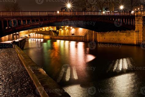 bridge and Seine river at night, Paris 11850019 Stock Photo at Vecteezy