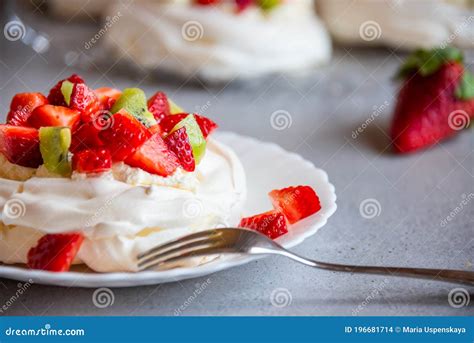 Deliciosa Tarta De Pavlova Con Merengue Y Fruta Fresca Foto De Archivo