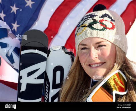 Usas Lindsey Vonn Celebrates At The Flower Ceremony After Winning The