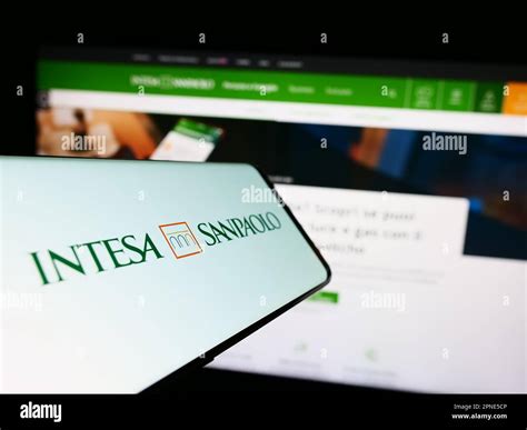 Tel Fono M Vil Con El Logotipo De La Empresa Bancaria Italiana Intesa