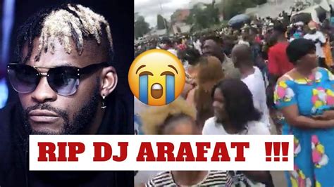 DÉCÈS DE DJ ARAFAT HOMMAGE DEVANT LA CLINIQUE OU L ARTISTE A RENDU L